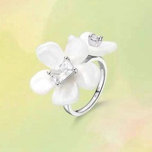 Hefang White Blossom Floral Ring - Size: 6